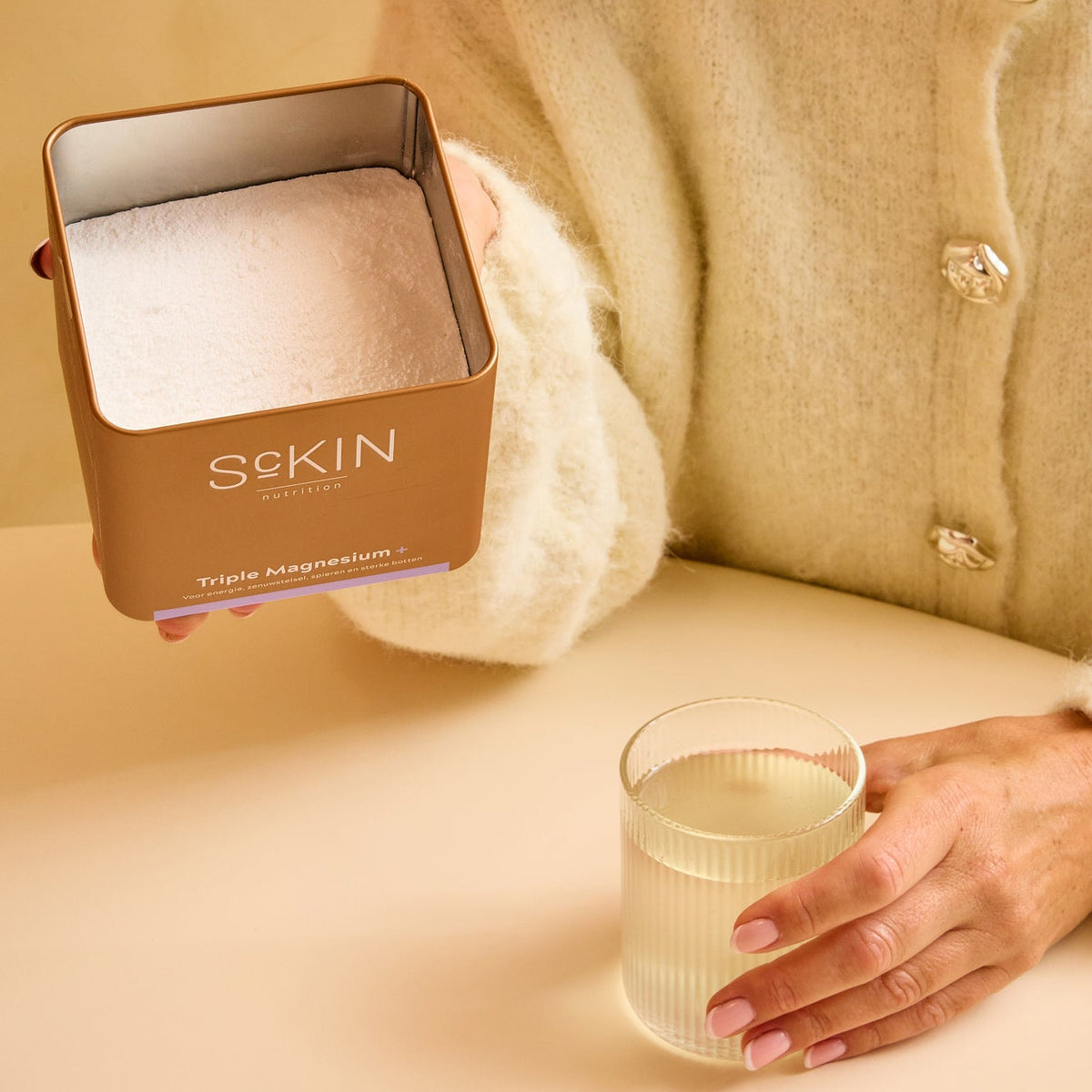 Vrouw magnesium poeder sckin nutrition